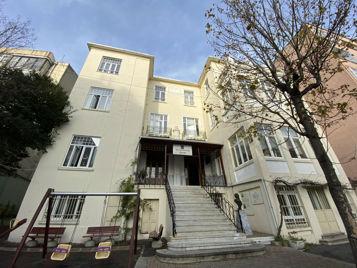 Bomonti Mıhitaryan binası güçlendiriliyor. Vakıf yönetimi: "Biz okulu kapatmıyoruz"